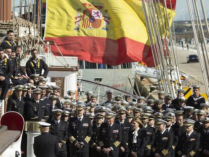 Felipe VI y Juan Carlos I durante su visita al Juan Sebastián Elcano en San Fernando, Cádiz.