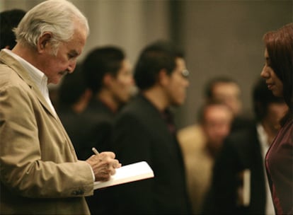 Carlos Fuentes dedica un ejemplar de su última novela, 'Adán en Edén', en la Feria Internacional del Libro de Guadalajara
