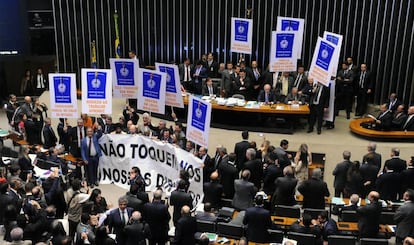 Deputados da oposi&ccedil;&atilde;o protestam contra a reforma trabalhista no plen&aacute;rio.