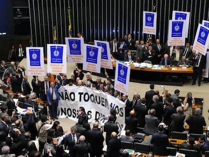 Deputados da oposi&ccedil;&atilde;o protestam contra a reforma trabalhista no plen&aacute;rio.