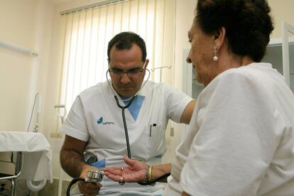 Médico atendiendo a una paciente