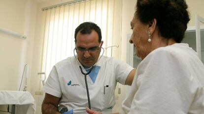 Médico atendiendo a una paciente