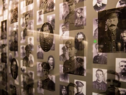 Imágenes de soldados de la Primera Guerra Mundial en el centro histórico dedicado a la batalla del Somme, en Thiepval (Francia)