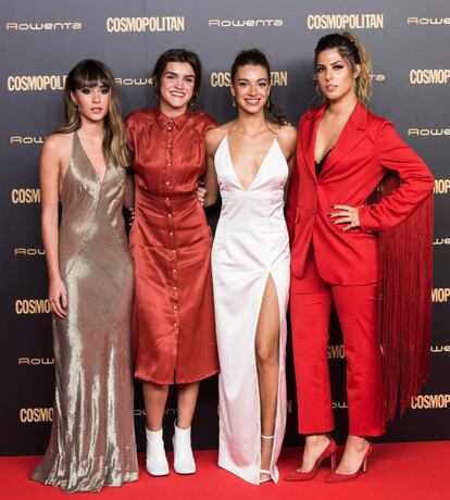 Amaia Romero (segunda) acompañada de sus compañeras de 'Opeación triunfo' Aitana, Ana y Miriam posando en la alfombra roja de los premios 'Cosmopolitan'.