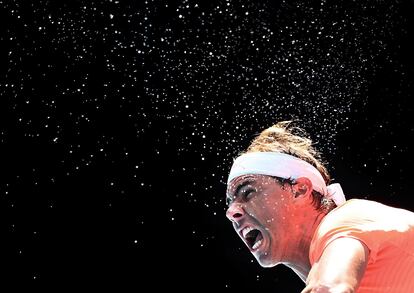 Nadal sirve durante el partido contra Fognini en la central de Melbourne Park.