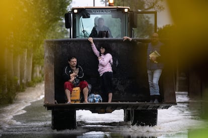 Varias personas son rescatados en una excavadora en la localidad de Massa Lombarda.