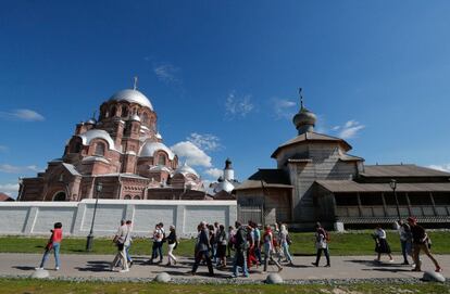 Situada en la localidad insular de Sviajsk, la catedral de la Asunción forma parte del monasterio del mismo nombre. Sviajsk fue fundada en 1551 por el zar Iván IV el Terrible en la confluencia de los ríos Sviaga, Shchuka y Volga, donde se cruzaban la ruta comercial de este último curso fluvial y la Ruta de la Seda. Sviajsk fue el puesto militar de avanzada desde el que este soberano propulsó la conquista del kanato de Kazán. La situación y la composición arquitectónica del monasterio de la Asunción son ilustrativas de los planes que concibió Iván el Terrible para la expansión territorial del Estado de Moscú y la propagación del cristianismo ortodoxo. En las paredes de la catedral se pueden admirar frescos prodigiosos del estilo pictórico ortodoxo oriental.