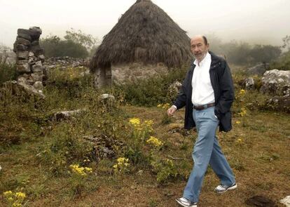 Alfredo P&eacute;rez Rubalcaba pasea en Villar de Vildas, Asturias. 