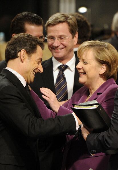 El presidente francés, Nicolas Sarkozy, y la canciller alemana, Angela Merkel, se saludan durante la sesión inaugural de la cumbre. El desacuerdo de París y Berlín sobre el papel de la disuasión nuclear cuando se apruebe la instalación de un escudo antimisiles en Europa aparecía antes de la cumbre como una de las dificultades a superar.