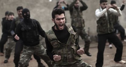Rebeldes sirios asisten a una sesi&oacute;n de adiestramiento en la provincia de Idlib 