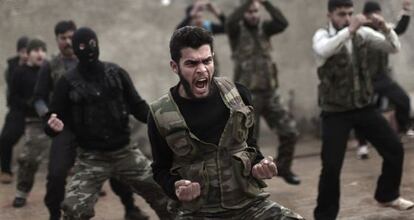 Rebeldes sirios asisten a una sesión de adiestramiento en la provincia de Idlib