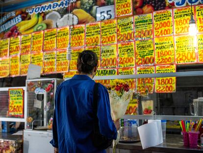 Una mujer observa los precios en una tienda de comestibles en un mercado de Santiago, en una imagen de archivo.