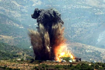 Cazabombarderos F-16 sobrevolaron la capital de Líbano y bombardearon varios puentes en el sur del Líbano, así como una central eléctrica.