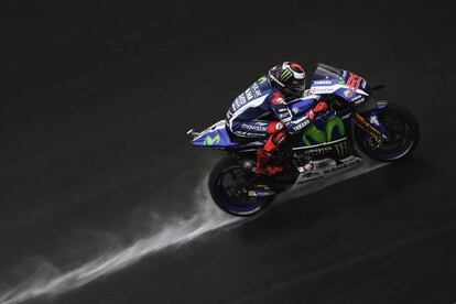 Lorenzo, sobre el asfalto mojado del circuito de Sepang.