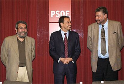 Méndez (izquierda) y Fidalgo flanquean a Rodríguez Zapatero, ayer en la sede del PSOE.