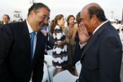 Ángel Ron, presidente del Popular, hablando con Emilio Botín, presidente del Santander. Al fondo a la izquierda, Antonio Vázquez, presidente de IAG.