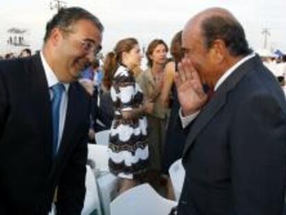 Ángel Ron, presidente del Popular, hablando con Emilio Botín, presidente del Santander. Al fondo a la izquierda, Antonio Vázquez, presidente de IAG.