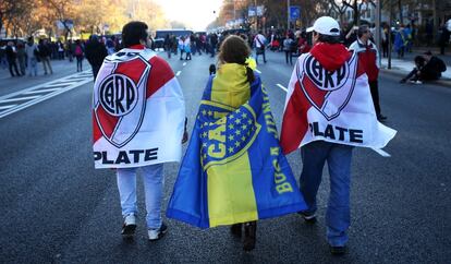 Seguidores de Boca Juniors y de River Plate en el Paseo de la Castellana de Madrid, este domingo.