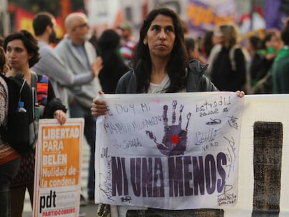 Manifestantes em Buenos Aires pedem a libertação de Belén, que em 2016 estava presa havia mais de dois anos por abortar.