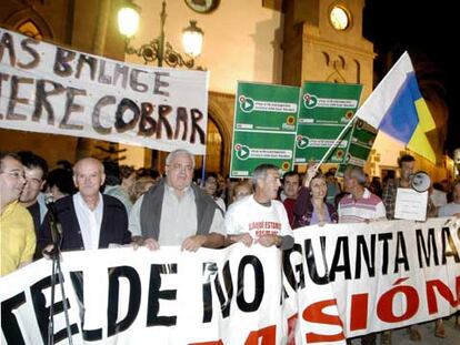 Unas 400 personas se concentraron anoche en Telde para expresar públicamente su repulsa a los miembros del gobierno municipal por su presunta implicación en el <i>caso Faycán</i>.
