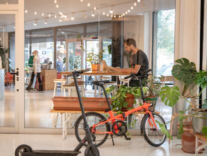 Un teletrabajador en un centro de 'coworking' en Barcelona.