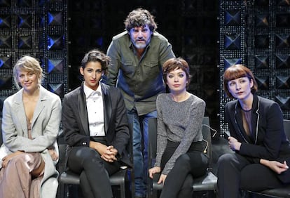 El director Fernando Soto y las actrices Alba Flores, Anna Castillo, Kimberley Tell y Najwa Nimri.