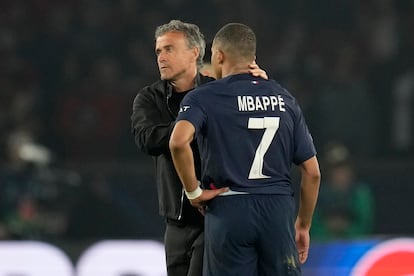 Luis Enrique consoles Mbappé after finishing the match.