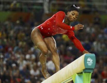 Biles se desequilibra tras el mortal adelante.