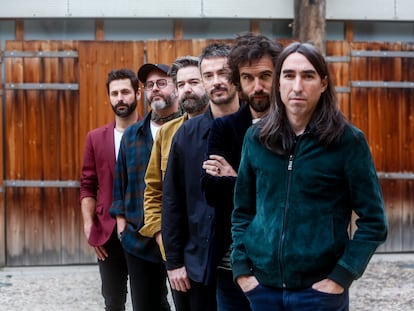 De izquierda a derecha, Jorge González (percusión), Álvaro B. Baglietto (bajo eléctrico), Juan Manuel Latorre (guitarra), Pucho (Voz), Guillermo Galván (guitarra), y David García ‘El Indio’ (batería), integrantes de Vetusta Morla.