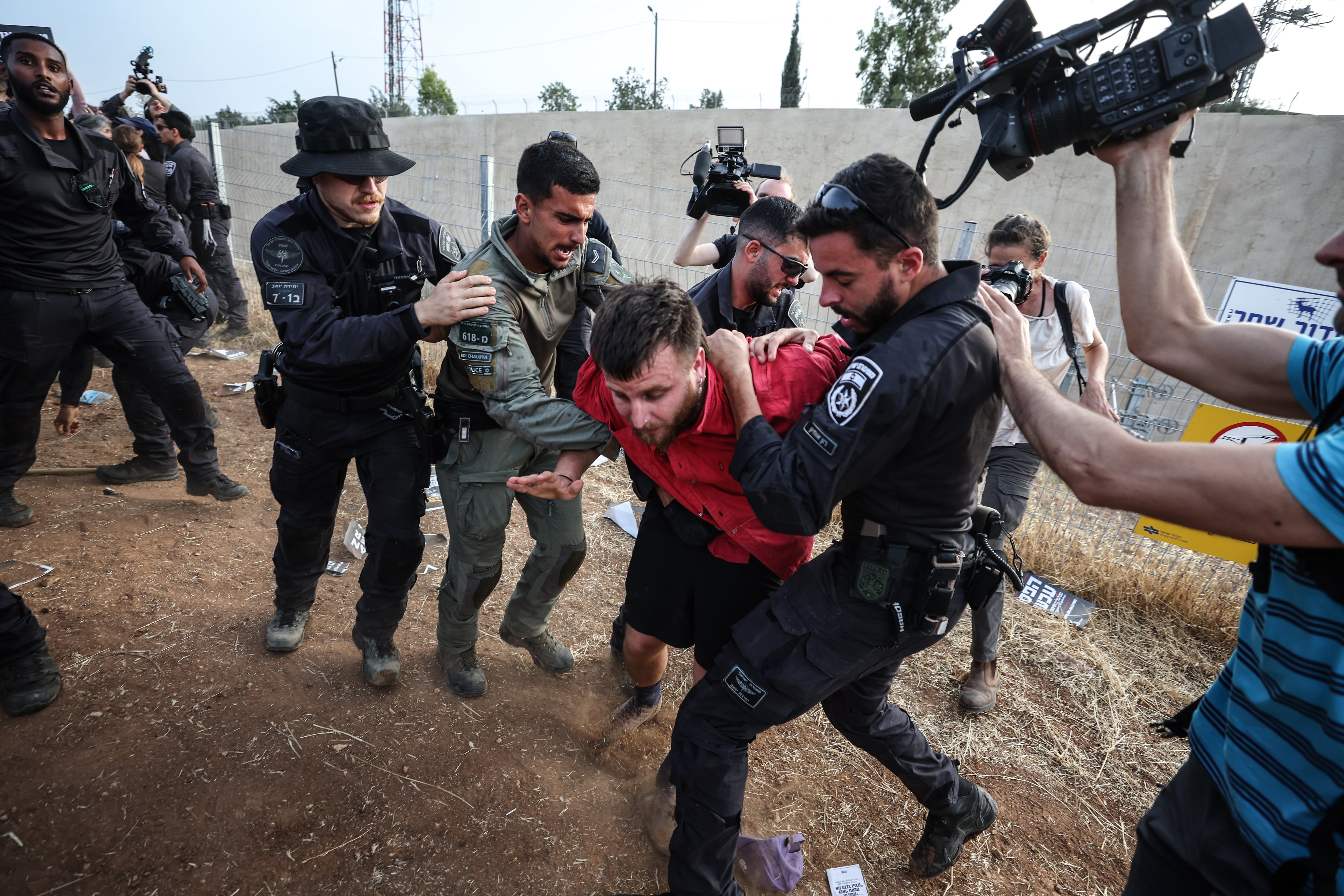 Policías israelíes sujetan a un manifestante en la protesta contra la ofensiva israelí en Gaza del pasado domingo en Sderot.