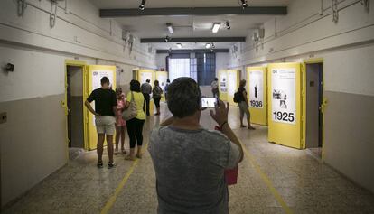 Primera exposició, al juliol, després del tancament de la presó Model.