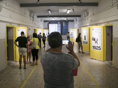 Primera exposició, al juliol, després del tancament de la presó Model.