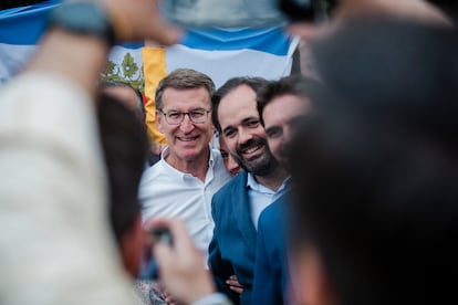 El presidente del Partido Popular, Alberto Sánchez Feijóo (c), y el candidato a la Presidencia de Castilla La Mancha, Paco Núñez; en un acto público, en el Parque de la Vega, a 12 de mayo de 2023, en Toledo, Castilla-La Mancha (España). Mateo Lanzuela / Europa Press
12/05/2023