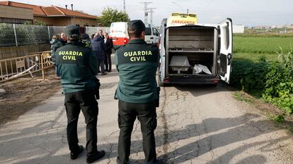 Miembros de la Guardia Civil a las puertas de una residencia de mayores en Villafranca de Ebro, este viernes.