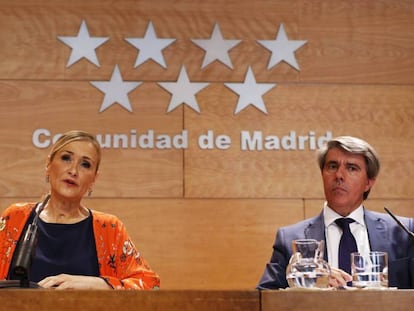 Cristina Cifuentes, presidenta de la Comunidad de Madrid, y &Aacute;ngel Garrido, consejero de Presidencia, en agosto de 2016.