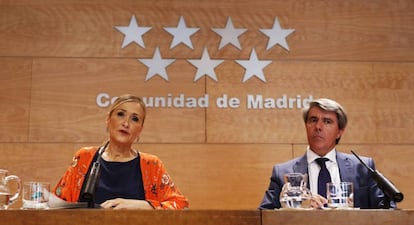 Cristina Cifuentes, presidenta de la Comunidad de Madrid, y Ángel Garrido, consejero de Presidencia, en agosto de 2016.