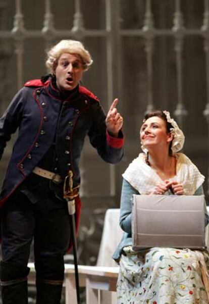 Piero Guarnera y Alexia Voulgaridou, en el ensayo general de <i>Manon</i> en el teatro de la Maestranza de Sevilla.