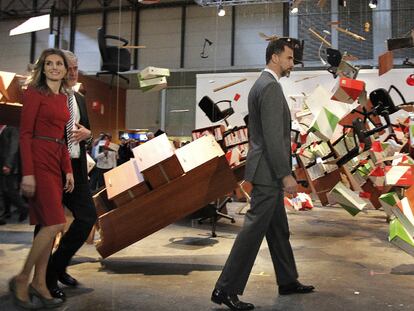 Don Felipe y Doña Letizia pasean con el director de EL PAÍS, Javier Moreno, ante la pieza de Los Carpinteros en Arco.