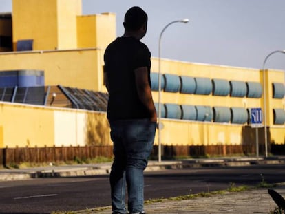 El joven ghan&eacute;s Christian, que pas&oacute; 49 d&iacute;as recluido, frente al CIE de Aluche (Madrid).