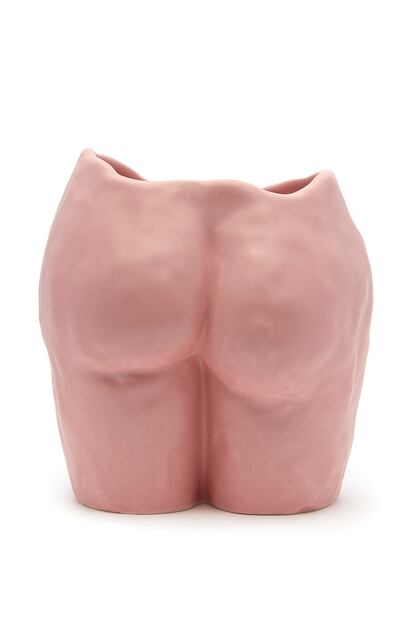La joyera Anissa Kermiche se ha hecho viral con sus vasijas y jarrones de cerámica. Una oda al cuerpo femenino.