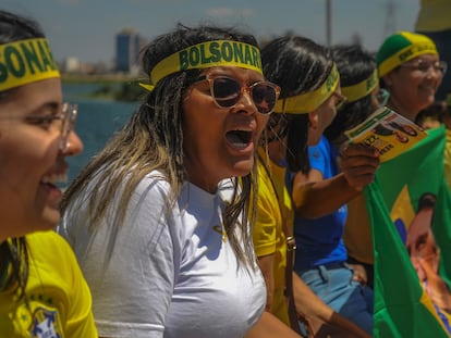 Seguidoras del presidente de Brasil, Jair Bolsonaro, durante un acto de campaña en el Estado de Bahía.