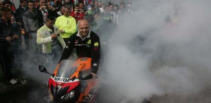 Un motero quema rueda en el centro de Jerez, donde se celebra el Gran Premio de España de Motociclismo.