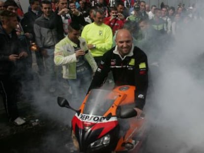 Un motero quema rueda en el centro de Jerez, donde se celebra el Gran Premio de España de Motociclismo.