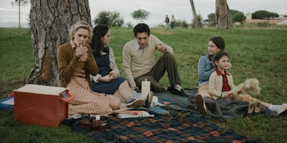 Escena del filme 'La grande ambizione', con una imagen de Enrico Berlinguer y su familia.