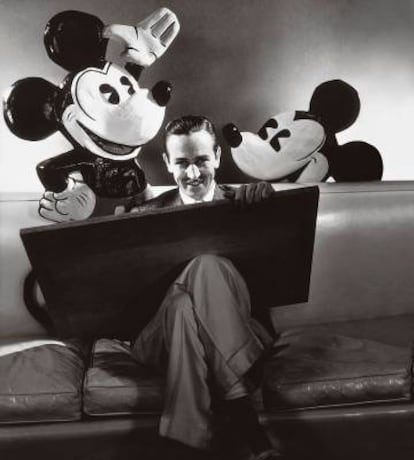 Walt Disney con Mickey y Minnie Mouse en una imagen para la edición estadounidense de la revista 'Vanity Fair', en 1933. |