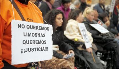 Plataformas y colectivos de discapacitados y dependientes en la concentraci&oacute;n ante el Palau de la Generalitat para denunciar los cumplimientos en la aplicaci&oacute;n de Ley de la Dependencia.