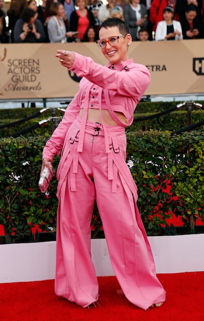 La estadounidense Lori Petty apareció así sobre la alfombra roja.