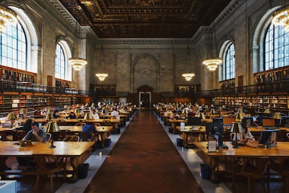 Interior de una biblioteca universitaria.