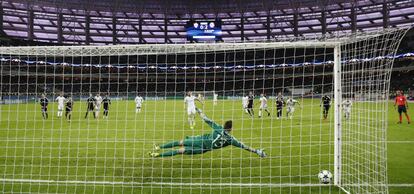 Gol de penalti de F&agrave;bregas para el Chelsea en el campo del Qarabag.