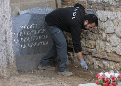 El arqueólogo René Pacheco dirige los trabajos de exhumación en la fosa del cementerio de Guadalajara.